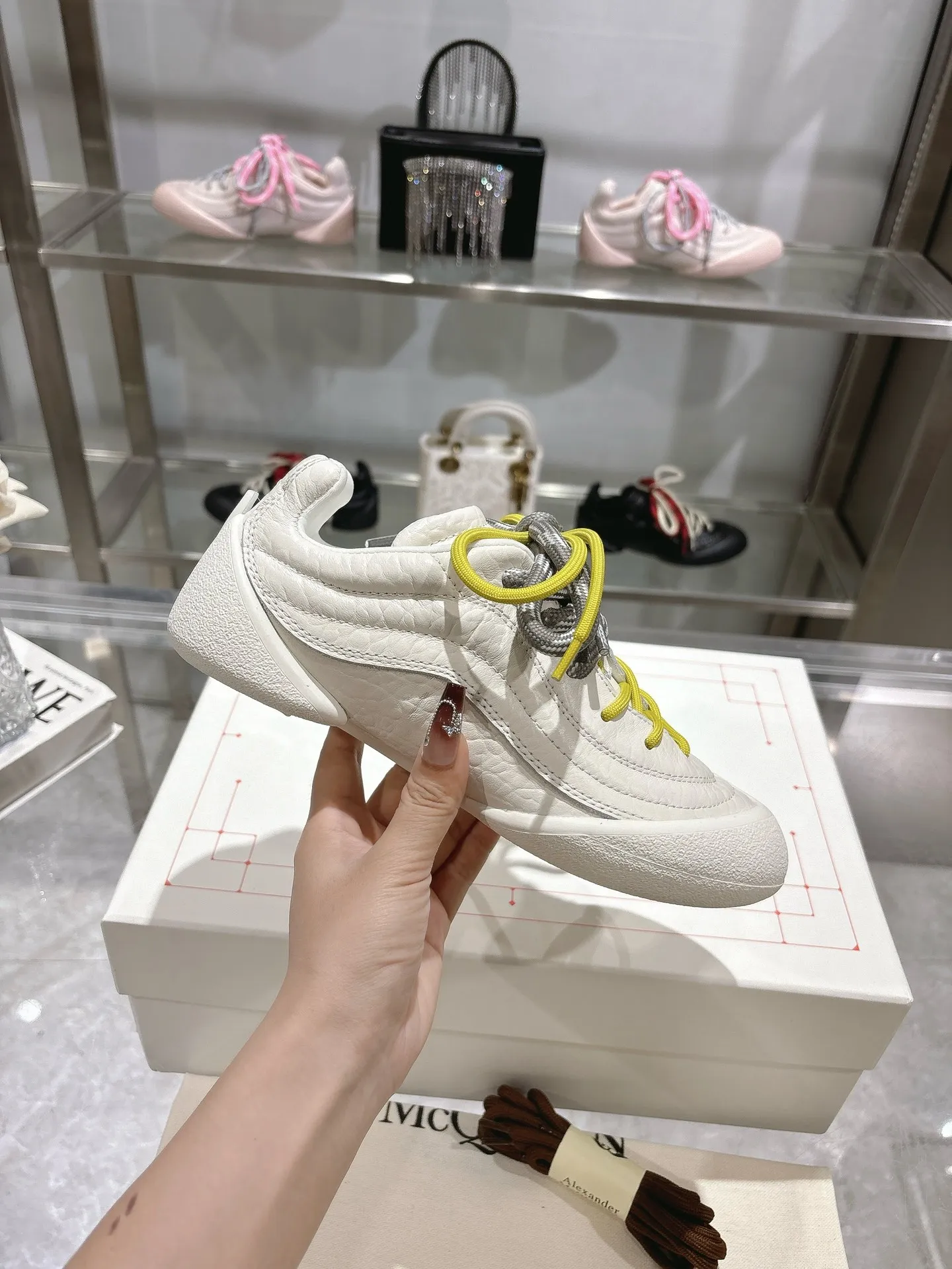 p580💰Couple model 𝐀𝐥𝐞𝐱𝐚𝐧𝐝𝐞𝐫 𝐌𝐜𝐐𝐮𝐞𝐞𝐧#/Alexander McQueen’s latest Flexion series, retro, casual, sneakers, original purchase, development, production, this Flexion Off Low-top sneakers in white grained leather with varying sized laces and an anatomically inspired lightweight segmented sole. The reverse skull pattern is embossed on the heel. Fabric: Original customized imported first-layer cowhide. Lining: Customized imported breathable mesh lining. Sole: Original open-molded non-slip TPU material. Bottom thickness: 2CM. Size: #Female size 35-40 (40 customized, non-refundable) #Men’s code 39-45 (45 customized, non-refundable)